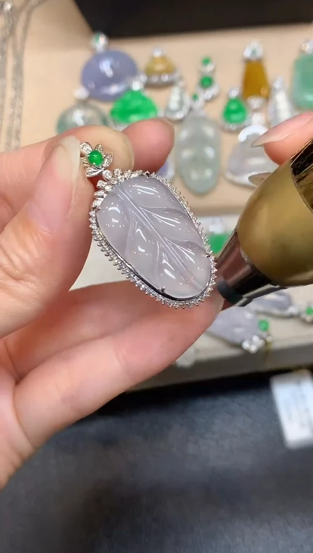 颈饰18K金镶嵌翡翠树叶【无服务费