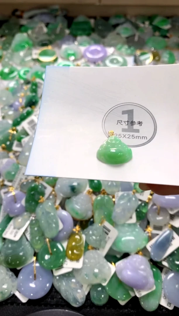 颈饰18K金镶嵌翡翠1111111111111111