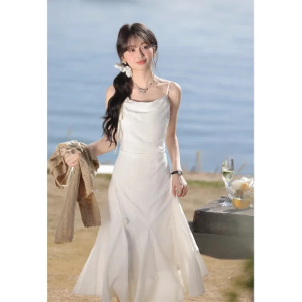 森系白色吊带连衣裙女夏季新款法式高级气质收腰修身露背鱼尾长裙