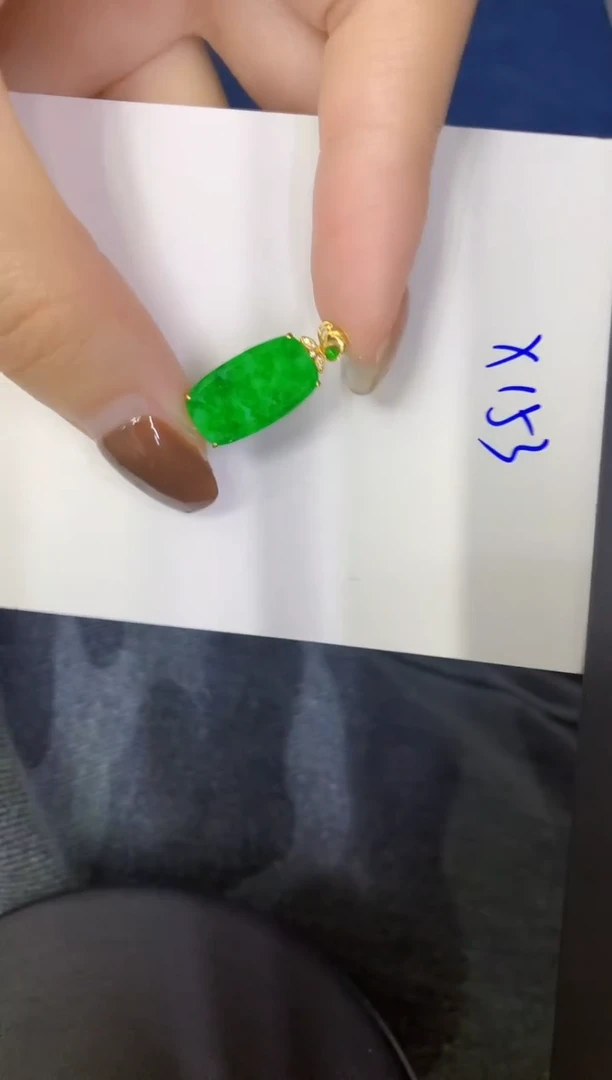 颈饰18K金镶嵌翡翠缅甸天然翡翠A货