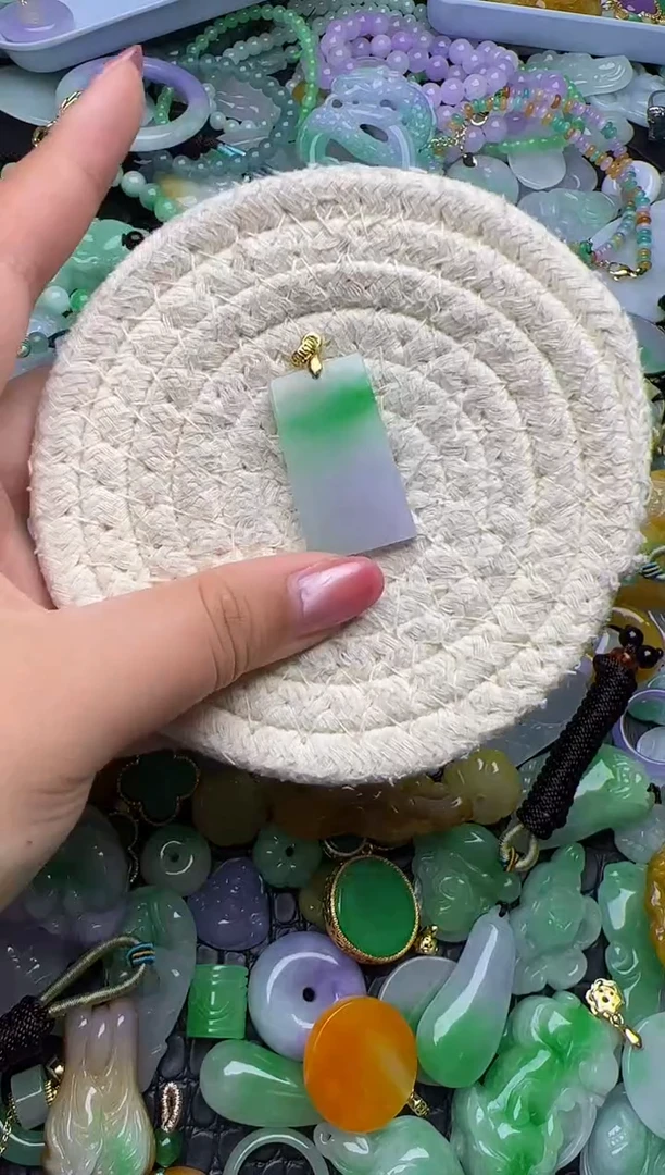 颈饰未镶嵌翡翠天然缅甸翡翠吊坠