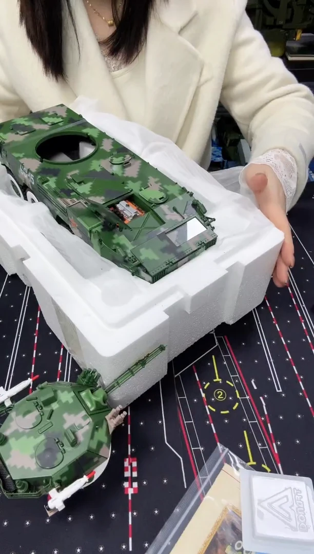 墩雅098*8步战车模型