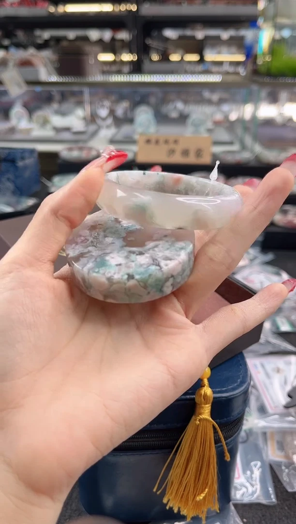 未镶嵌手镯石英质玉六*六圈口（赠品镯心）