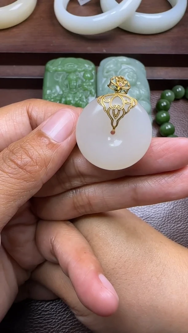 18K金镶嵌和田玉挂件挂件