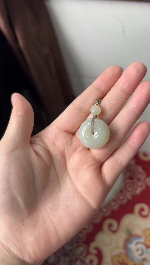 【闪购商品】和田玉吊坠(赠链)未镶嵌黑山微色差吊坠