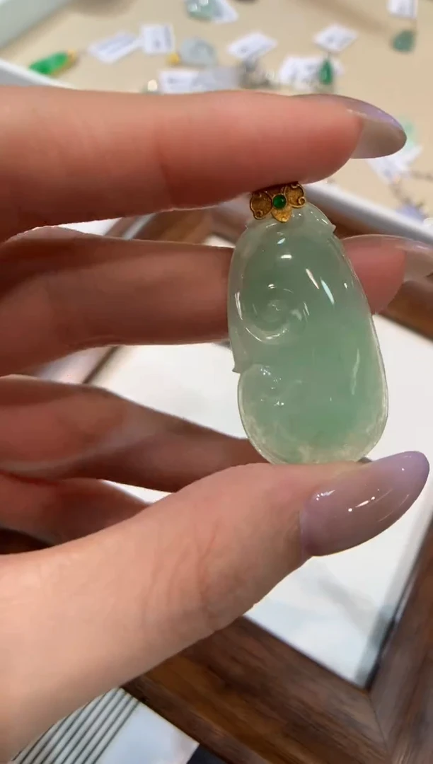 颈饰18K金镶嵌翡翠如意