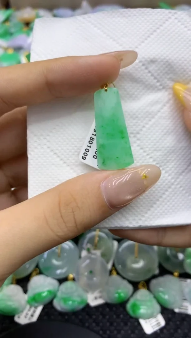颈饰18K金镶嵌翡翠天然缅甸翡翠A货