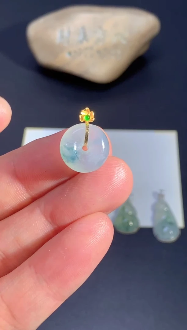 颈饰18K金镶嵌翡翠