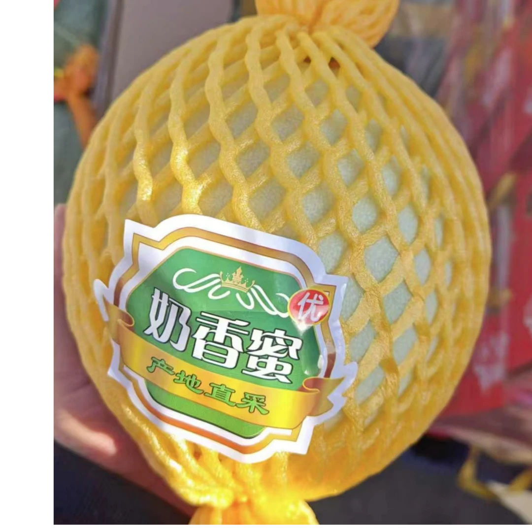玉菇哈密瓜 两个装 软糯多汁，入口一抿，甜度高，甜味很足，又有独特的清甜爽口味道，因此也被称作“冰淇淋甜瓜”