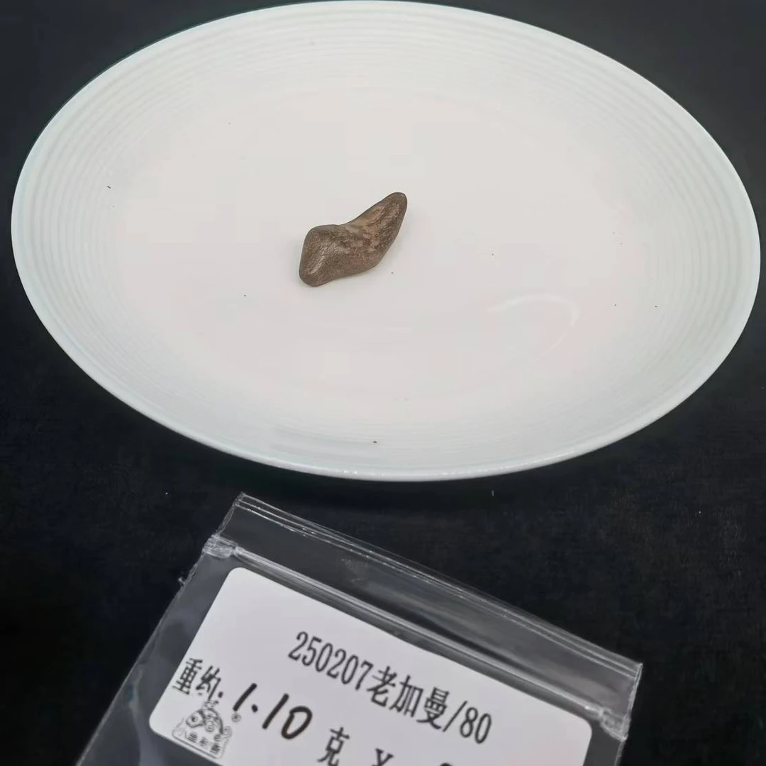 重约1.10克  250207老加曼/80（挂）天然木艺