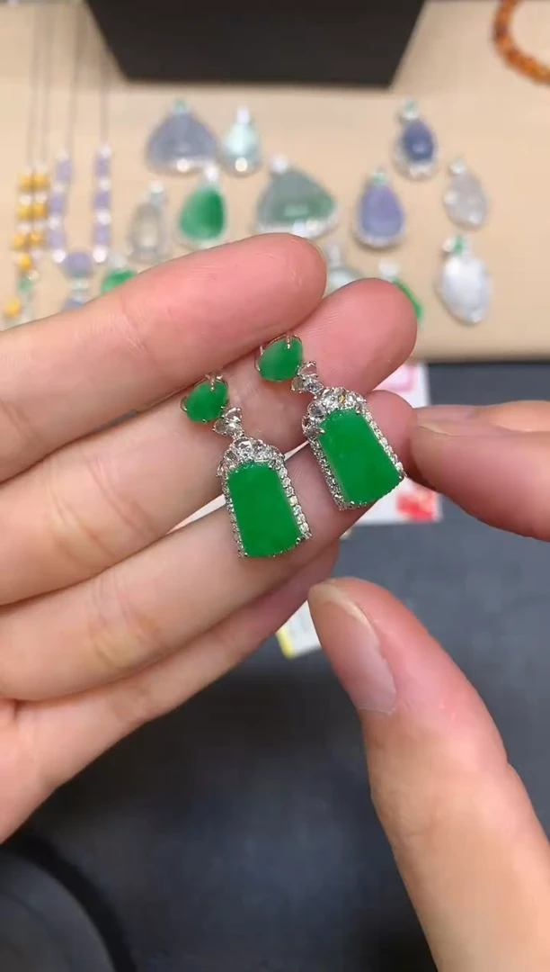 18K金镶嵌翡翠耳饰无事牌【无服务费【48小时鉴赏期】