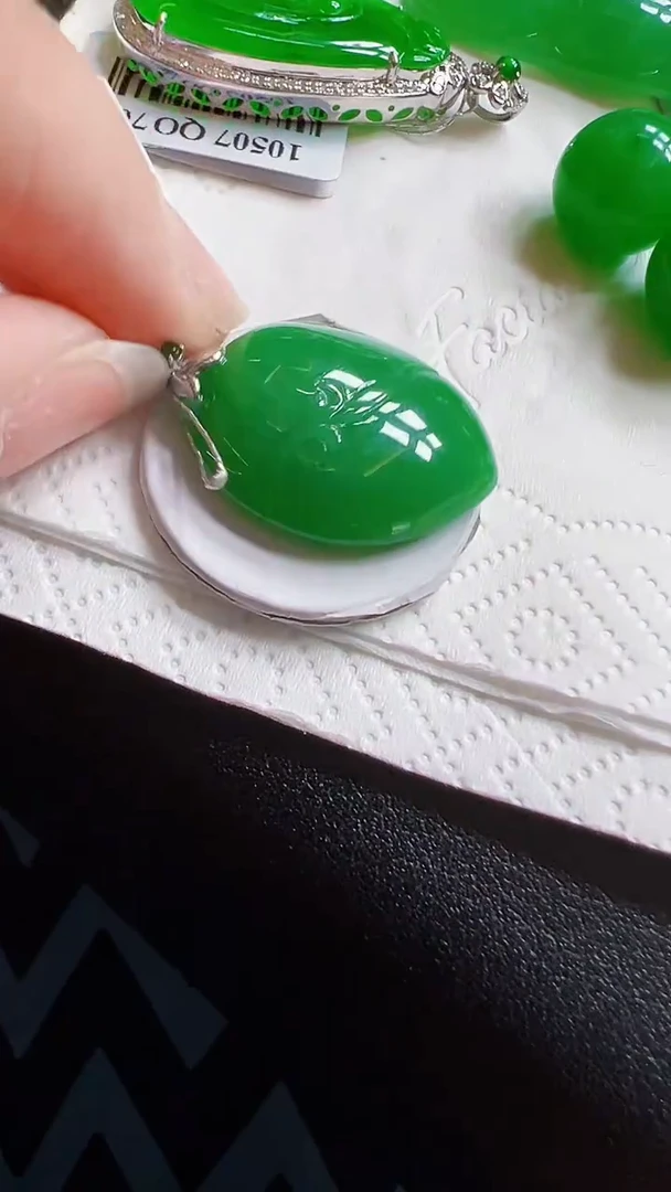 颈饰18K金镶嵌翡翠瓜