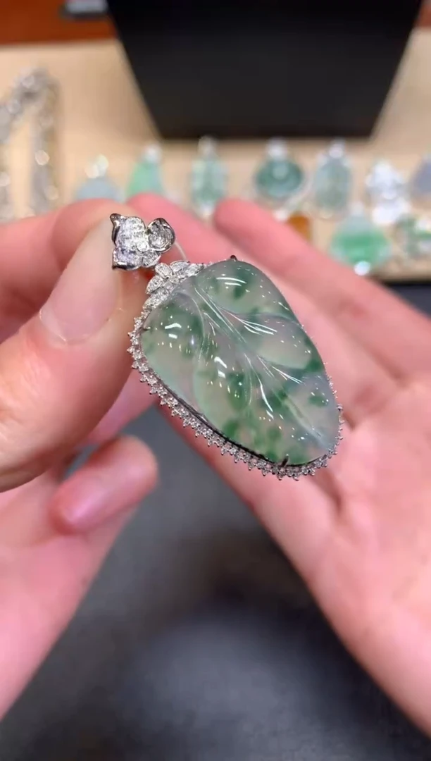 【闪购商品】翡翠颈饰18K金镶嵌叶子【无服务费】