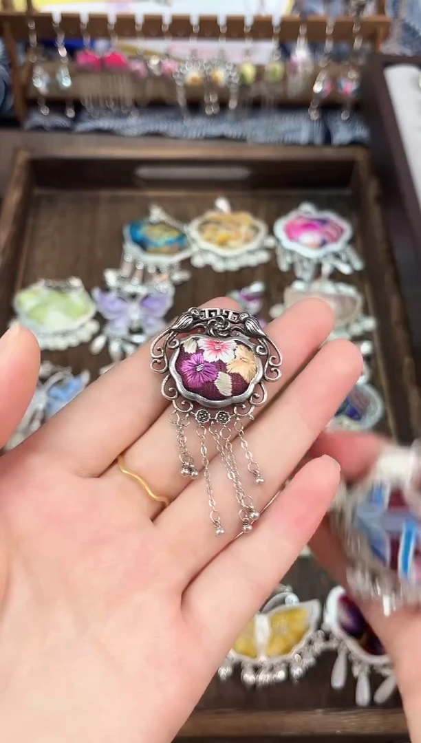 织绣蔷**雨民族风非遗老绣饰品640