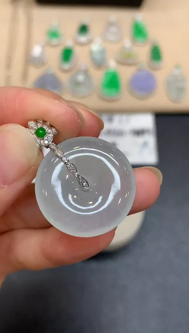 颈饰18K金镶嵌翡翠平安扣【无服务费