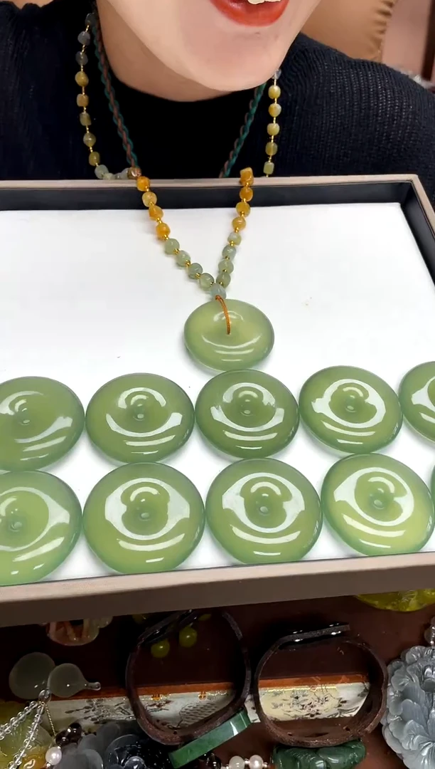 未镶嵌岫玉吊坠多样性发货发其中之一