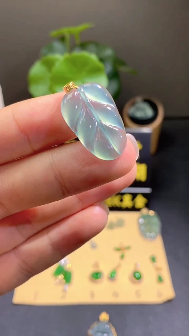 颈饰18K金镶嵌翡翠翡翠A货