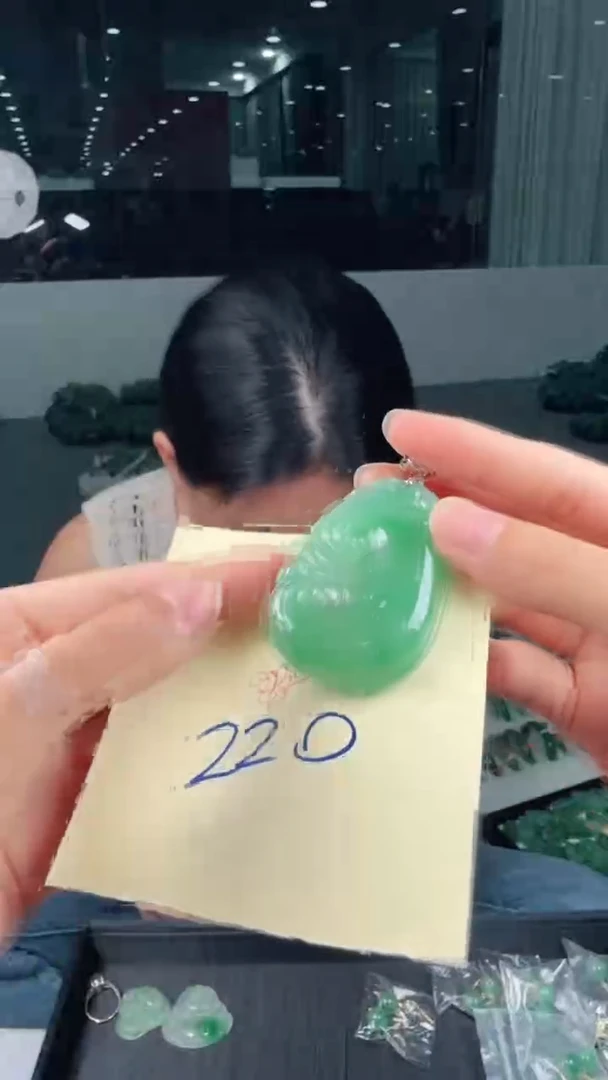 吊坠(不含链)未镶嵌石英质玉（非洲翠）如意220