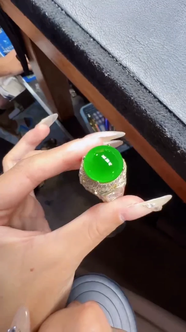 未镶嵌定制翡翠翡翠A货有轻微色差属于正常现象，蛋面多样性发货1