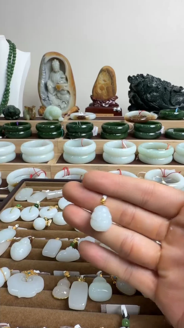 颈饰18K金镶嵌和田玉挂件