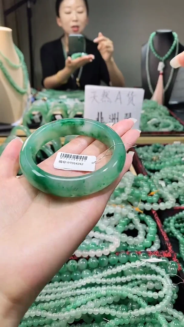 石英质玉（非洲翠）手镯未镶嵌2
