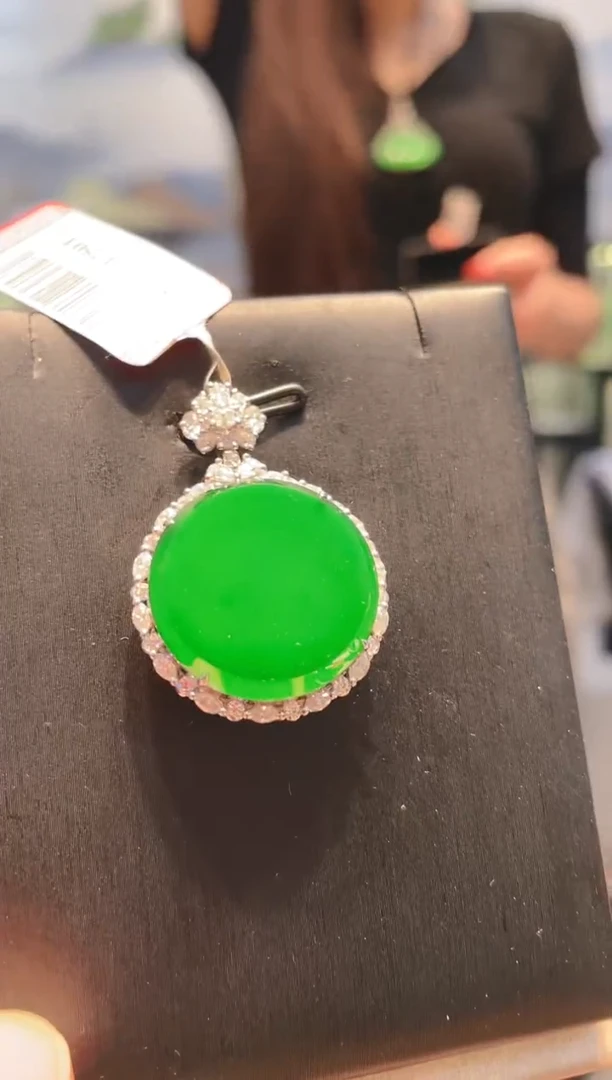 翡翠18K金镶嵌颈饰翡翠24