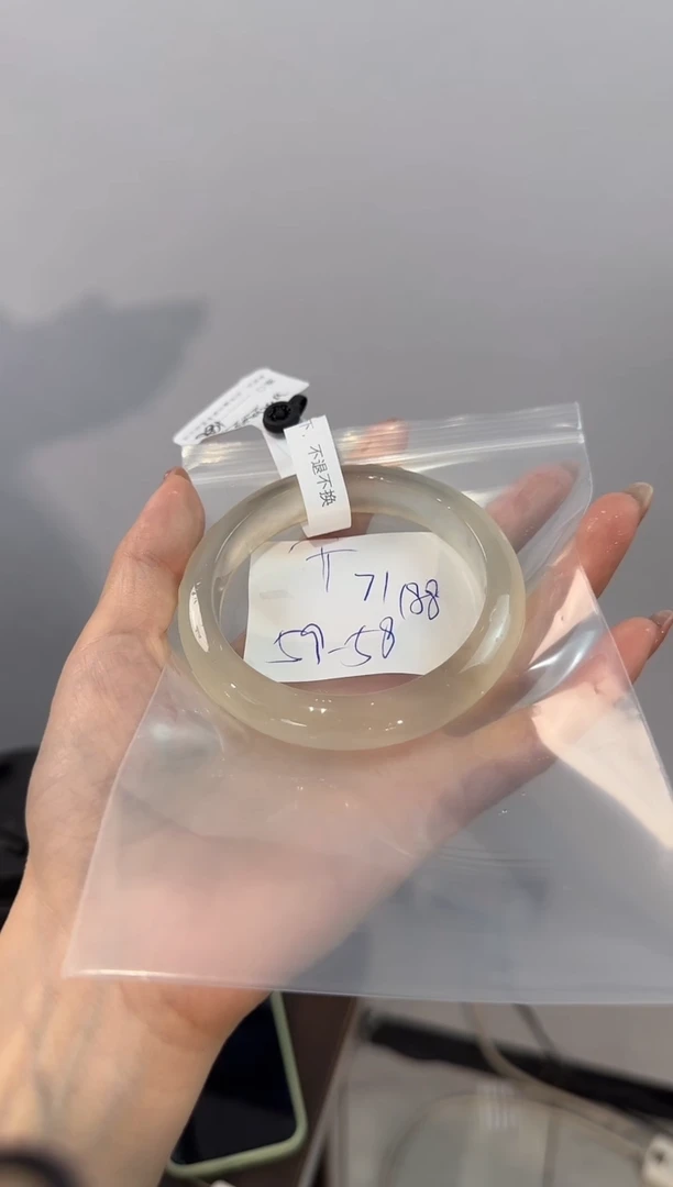 玛瑙/玉髓手镯未镶嵌思**?T71
