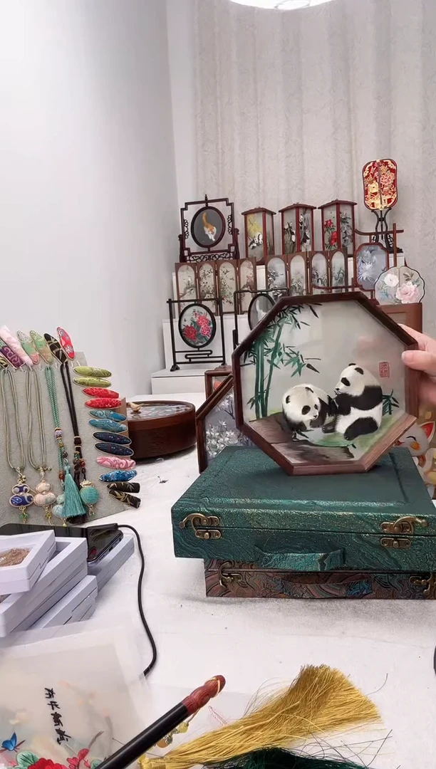 扇子苏绣作品手工摆台