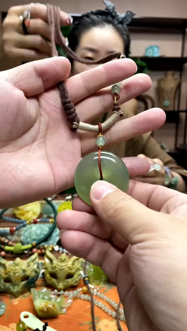 未镶嵌岫玉颈饰·