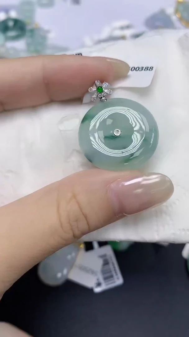 翡翠18K金镶嵌颈饰天然缅甸翡翠A货