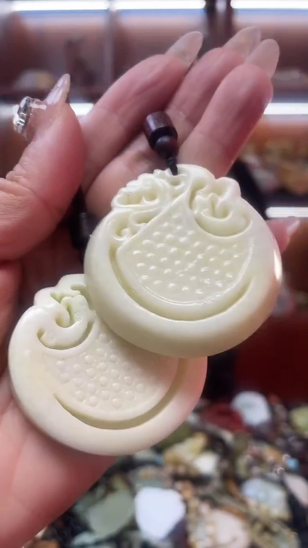 未镶嵌蛇纹石玉吊坠