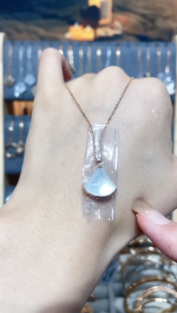 套链贝壳（贝母）18K金镶嵌贝母K玫单钻白裙