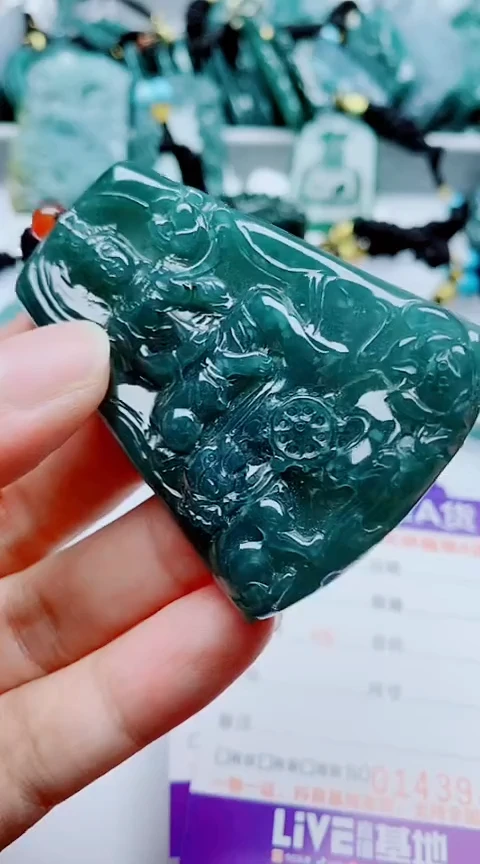 颈饰未镶嵌翡翠