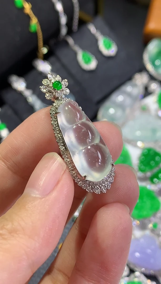 颈饰18K金镶嵌翡翠豆子