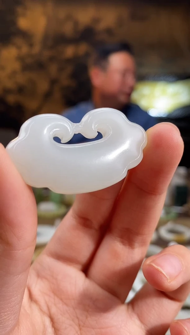 颈饰未镶嵌和田玉且末白玉 特细 如意锁 过眼过灯