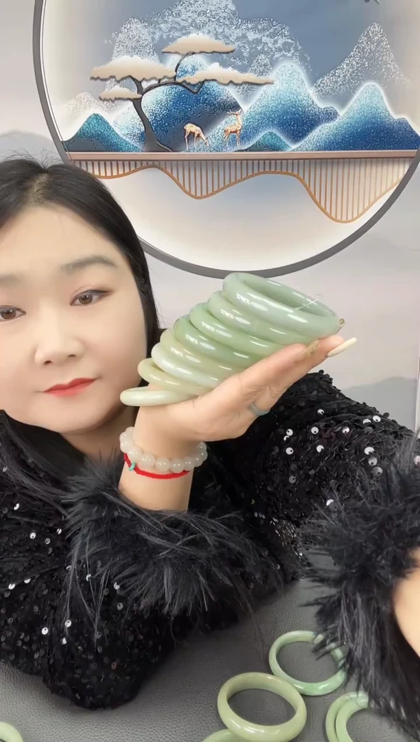 未镶嵌微瑕绿密玉镯子密玉（石英质玉）6263