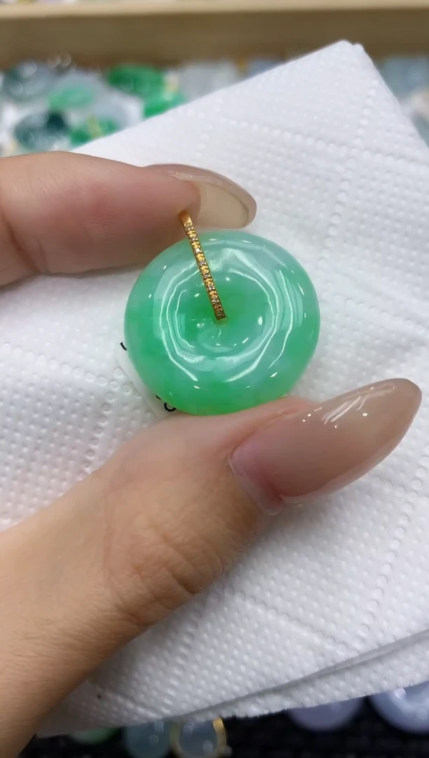 翡翠18K金镶嵌颈饰111111111111