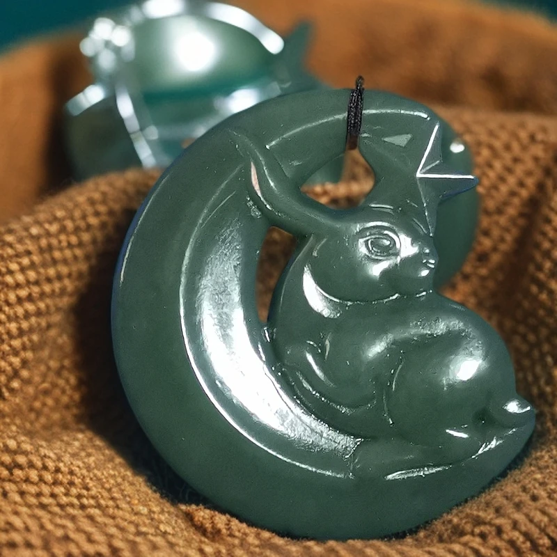 和田玉山料雕刻月兔吊坠