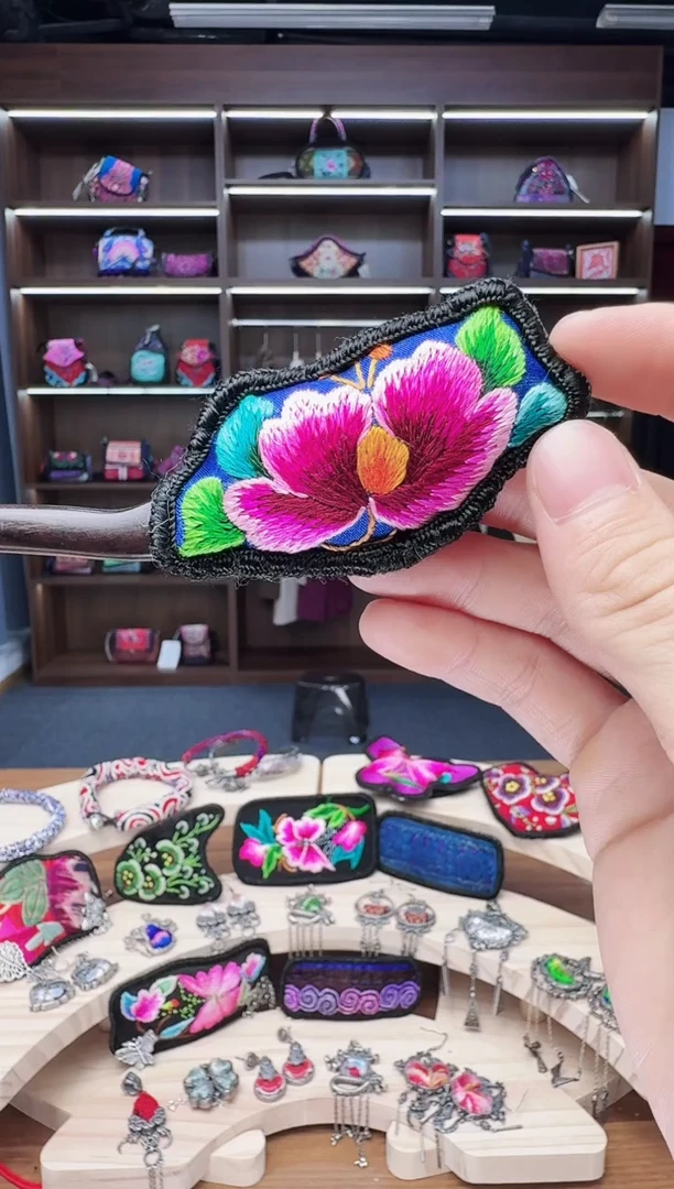 织绣40蒙阿苏苗绣传承店