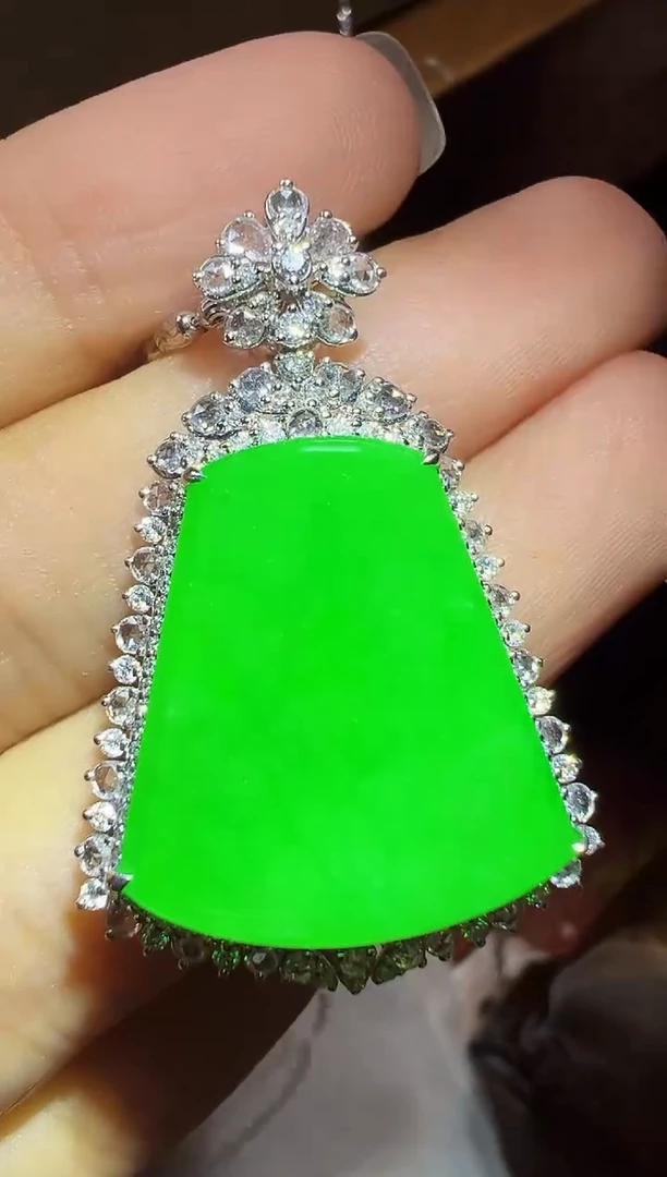 颈饰18K金镶嵌翡翠无事牌