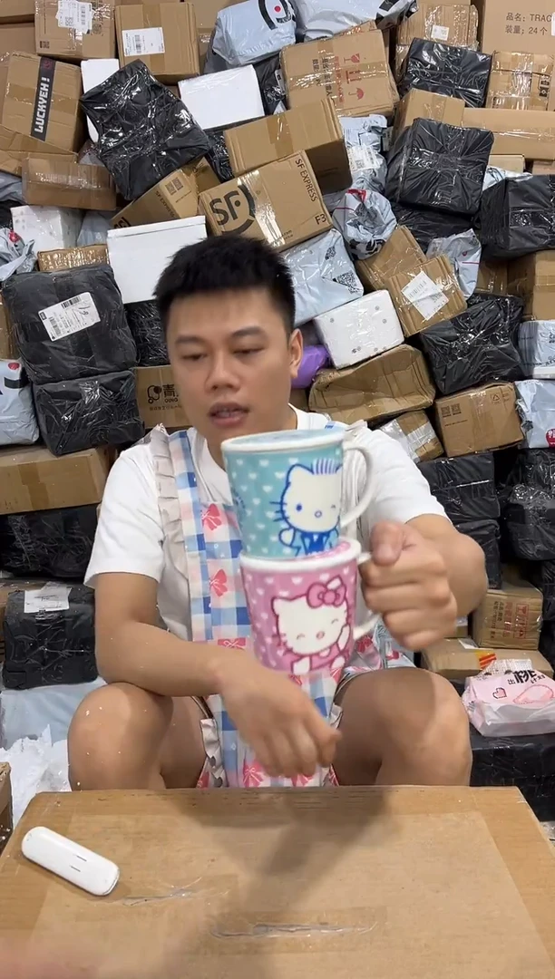 瓷片蓝色加粉色kt带盖杯