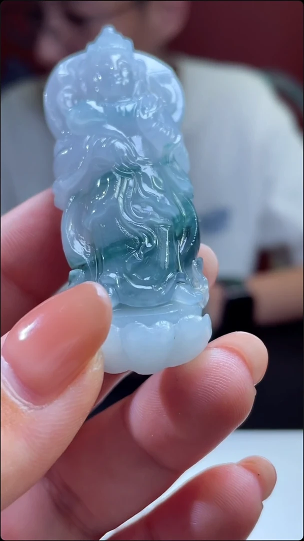 翡翠挂件未镶嵌人物