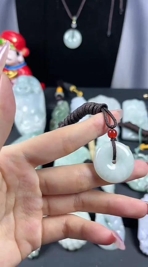 翡翠未镶嵌颈饰平安扣