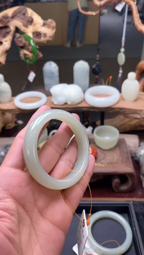 【闪购商品】和田玉手镯未镶嵌且末青白手镯 58圈9006954