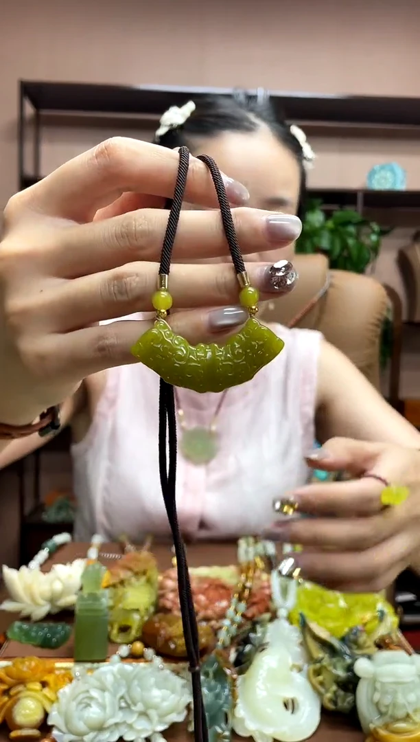 未镶嵌岫玉颈饰多样性发货发其中之一