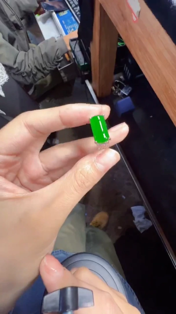 未镶嵌定制翡翠翡翠A货有轻微色差属于正常现象，戒指多样性发货1