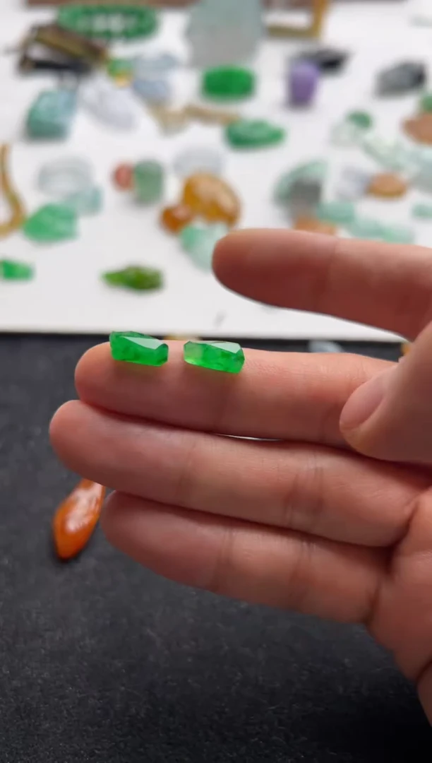 定制翡翠未镶嵌9000绿切割一对