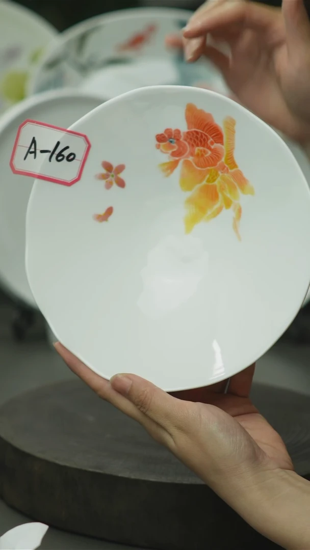 手绘陶瓷分水金鱼盘子A160