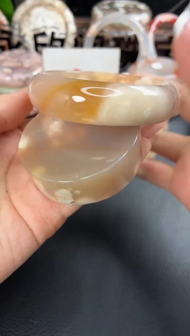 未镶嵌手镯（圆镯）石英质玉56