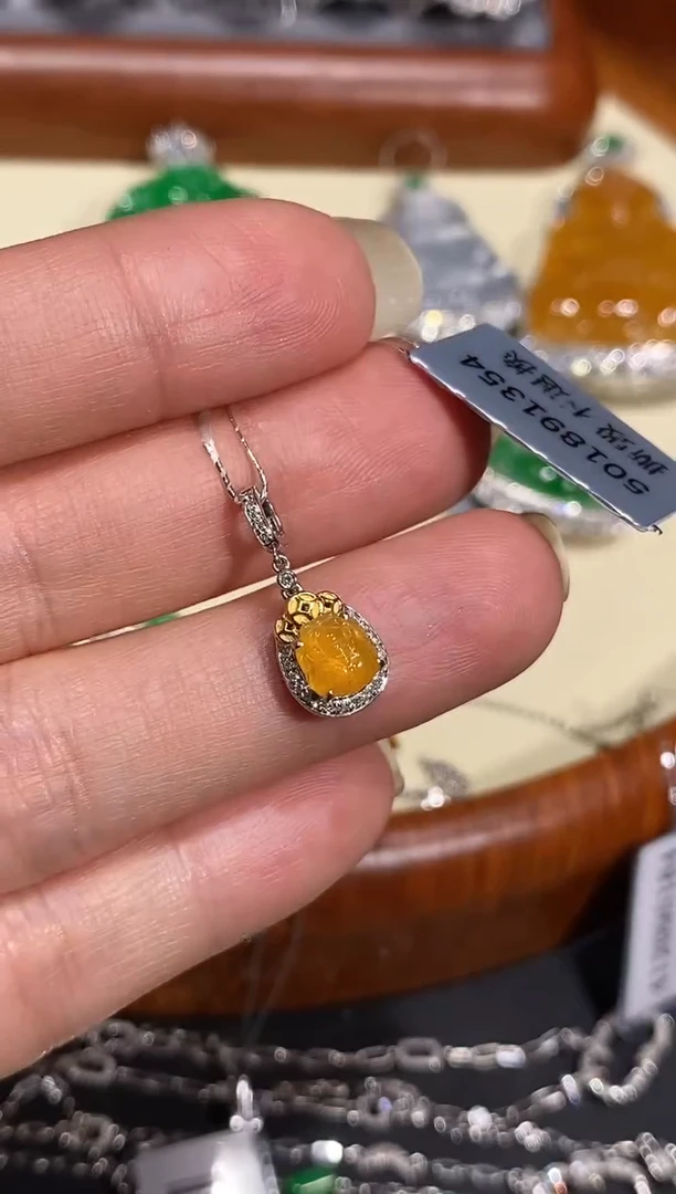 【闪购商品】翡翠颈饰18K金镶嵌吊坠